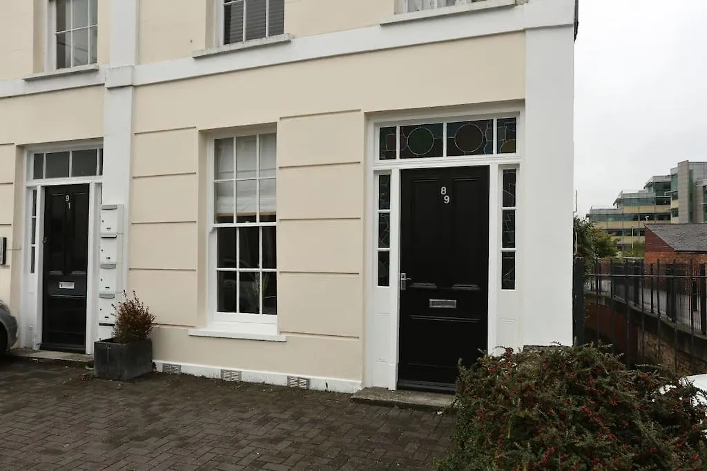 Apartment In The Heart Of Cheltenham/ Parking