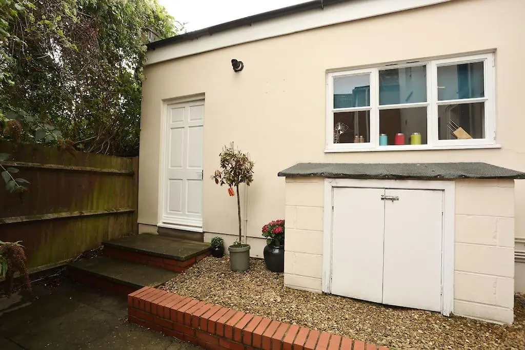 Apartment In The Heart Of Cheltenham/ Parking