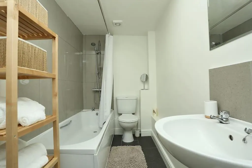 Apartment In The Heart Of Cheltenham/ Parking