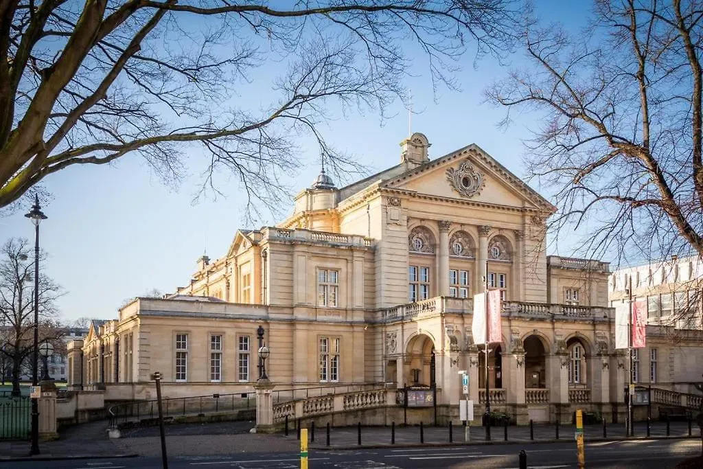 Apartment In The Heart Of Cheltenham/ Parking